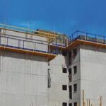 Sistema de segurança manoportátil metálico instalado no topo de edificação em fase estrutural.