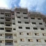 Sistema de segurança manoportátil instalado em edifício em construção para proteção coletiva em trabalho em altura.