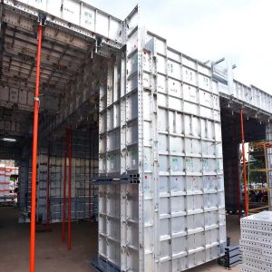 Conjunto modular de formas metálicas para construção civil em estrutura vertical de concreto