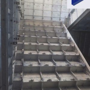 Aplicação de formas metálicas para concreto em estrutura inclinada de obra